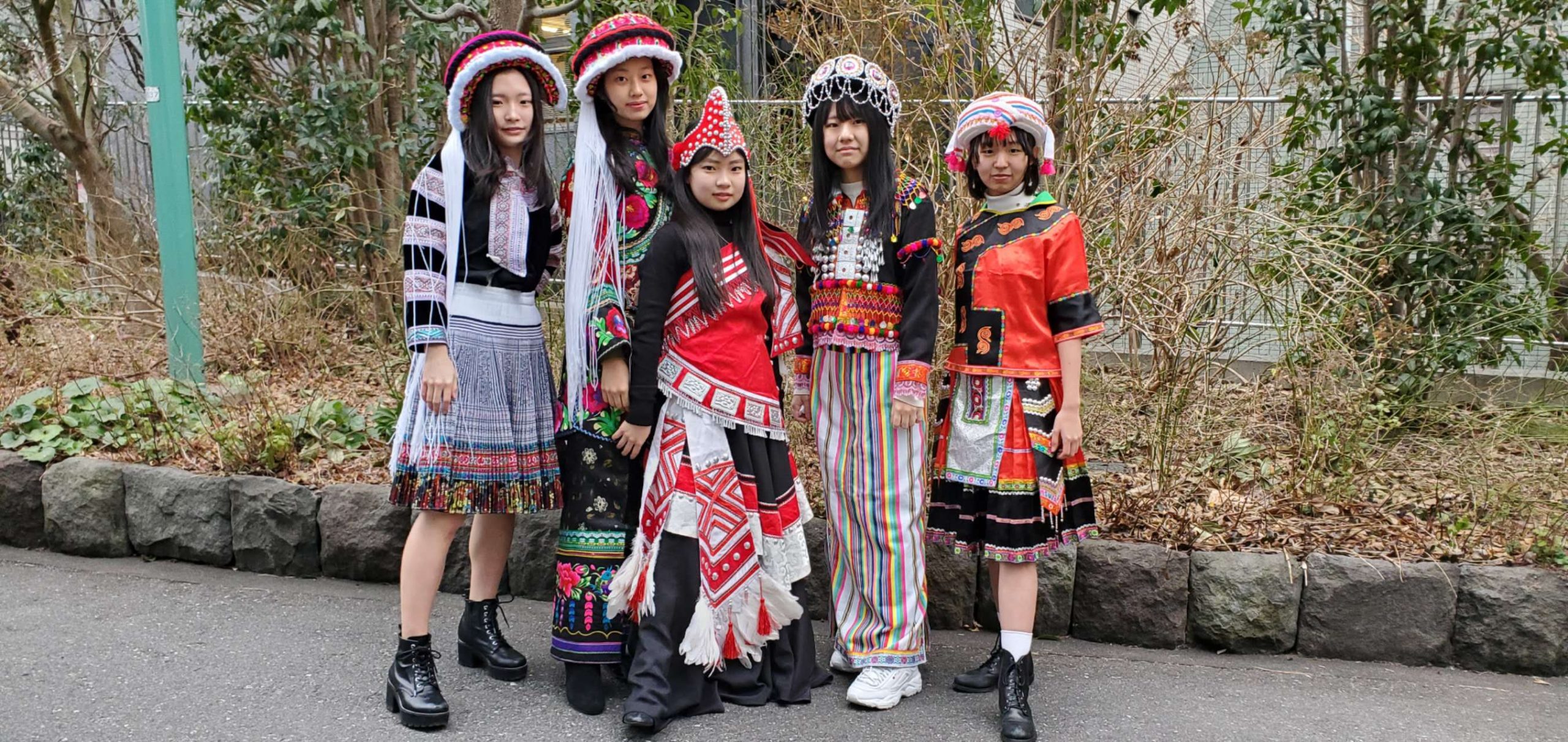 民族衣装　雲南　中国　学生交流
